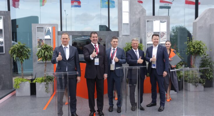 В рамках XXVIII Петербургского международного экономического форума (ПМЭФ-2025) три ключевые российские компании — «Сбер», «Ростелеком» и «АВТОВАЗ» — подписали стратегическое соглашение о сотрудничестве. Цель партнерства — разработка инновационных цифровых решений для автомобилей на базе отечественной операционной системы «Аврора».