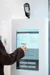 Биометрия как новый стандарт: почему T2 массово устанавливает биотерминалы