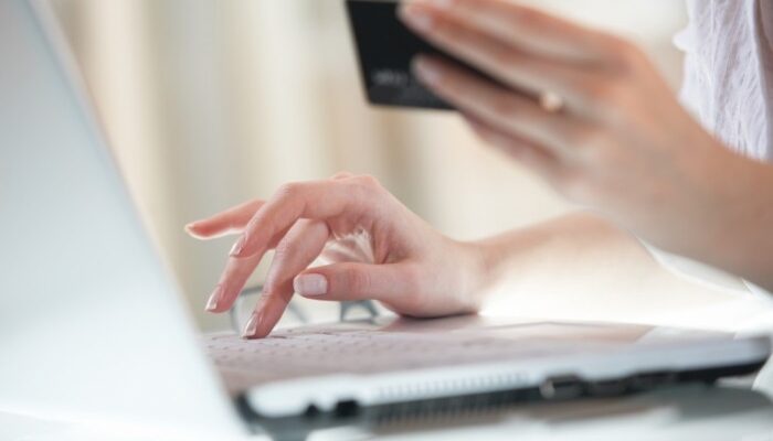 ChatGPT сворачивает кассу: почему разговорный ИИ не стал новым шопинг-интерфейсом